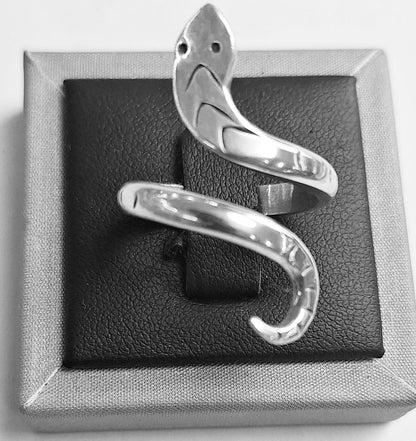 Sello de ley en el interior del anillo serpiente en plata ley 925
