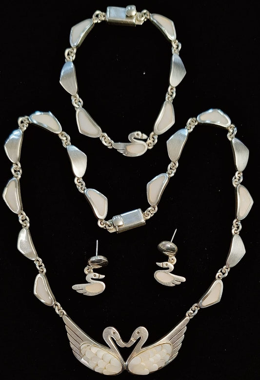 Sello de ley en el interior del set de collar con incrustaciones de cabujón de nácar en plata ley 925