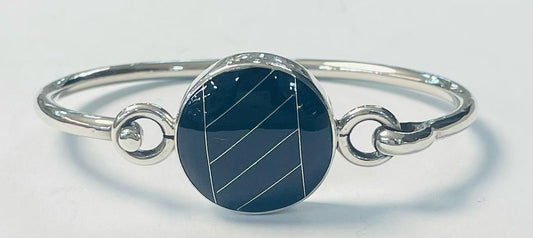 Sello de ley en el interior del brazalete con piedra de obsidiana en plata ley 925