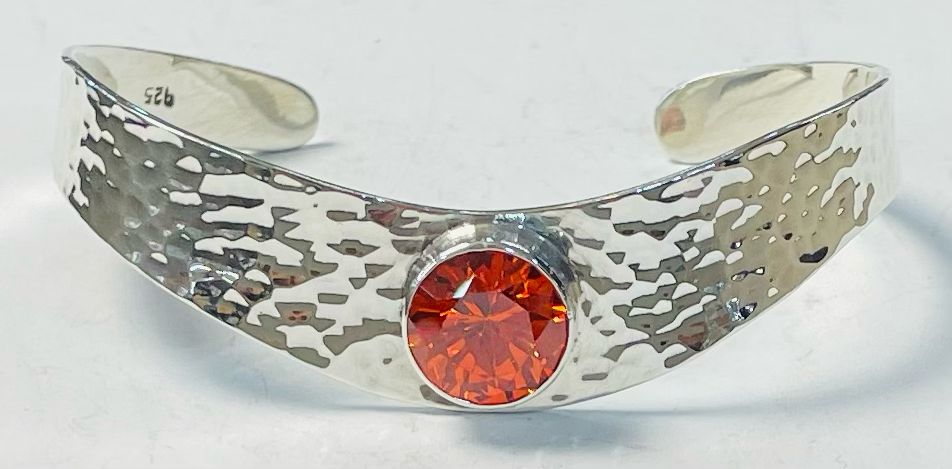 Sello de ley en el interior del brazalete con circonia en plata ley 925