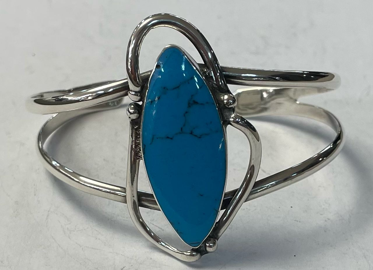 Sello de ley en el interior del brazalete con turquesa en plata ley 925