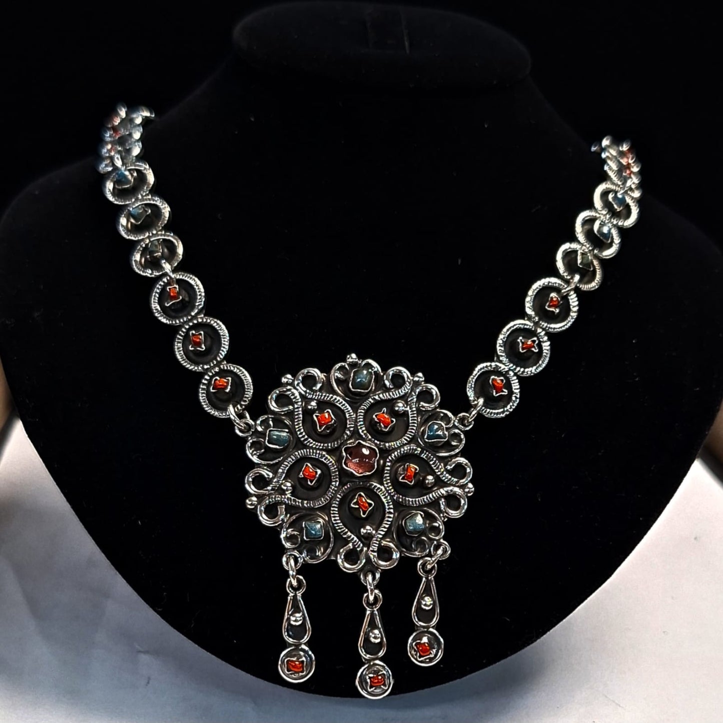 Collar Vintage con Incrustaciones de Piedras en Plata Ley 925, vista frontal