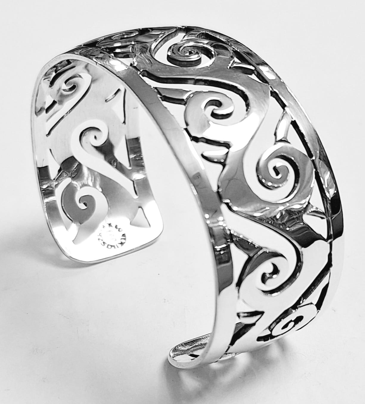 Brazalete en Plata Ley 925, sello de autenticidad Plata Ley .925