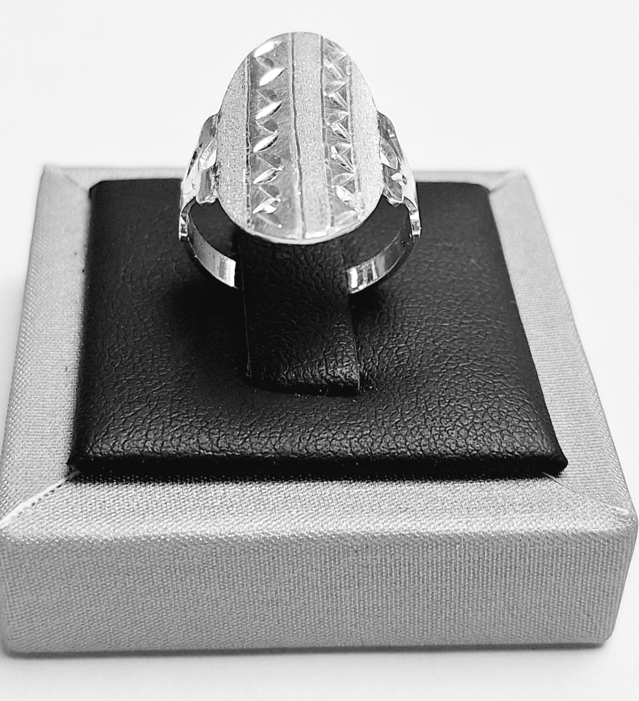 Sello de ley en el interior del anillo diamantada en plata ley 925