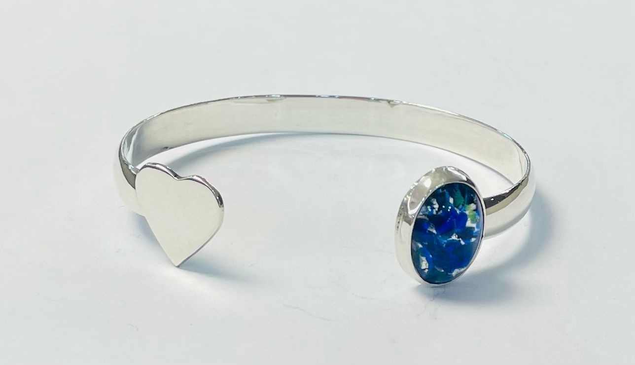 Sello de ley en el interior del brazalete con opalo en plata ley 925