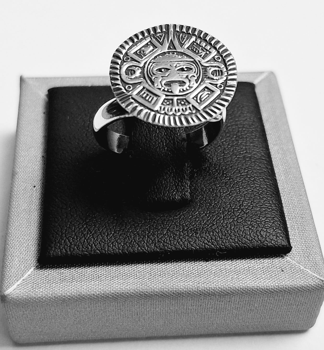 Sello de ley en el interior del anillo azteca en plata ley 950