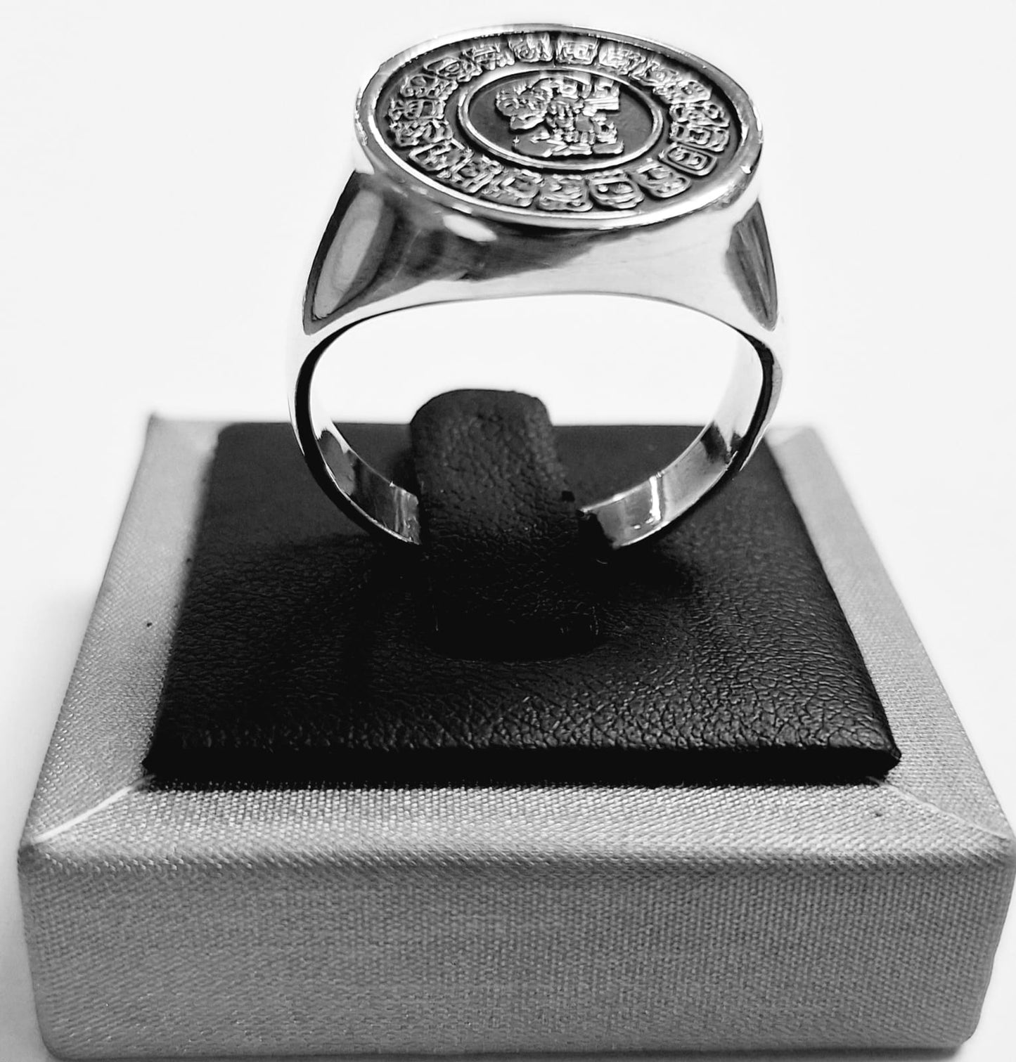 Sello de ley en el interior del anillo calendario maya en plata ley 925