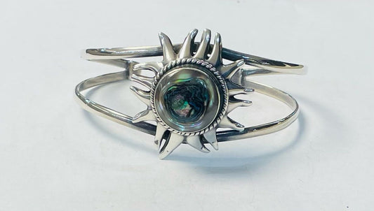 Sello de ley en el interior del brazalete con concha de abulon en plata ley 925