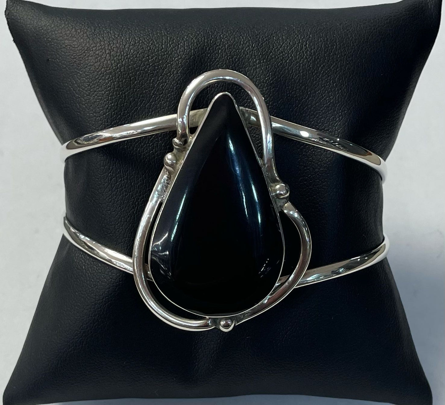 Brazalete con Obsidiana en Plata Ley 925, sello de autenticidad Plata Ley .925