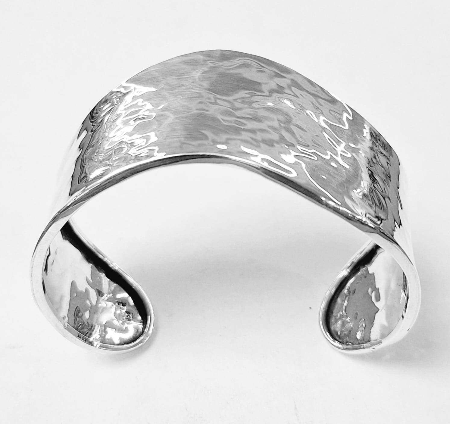 Sello de ley en el interior del brazalete martillado en plata ley 950