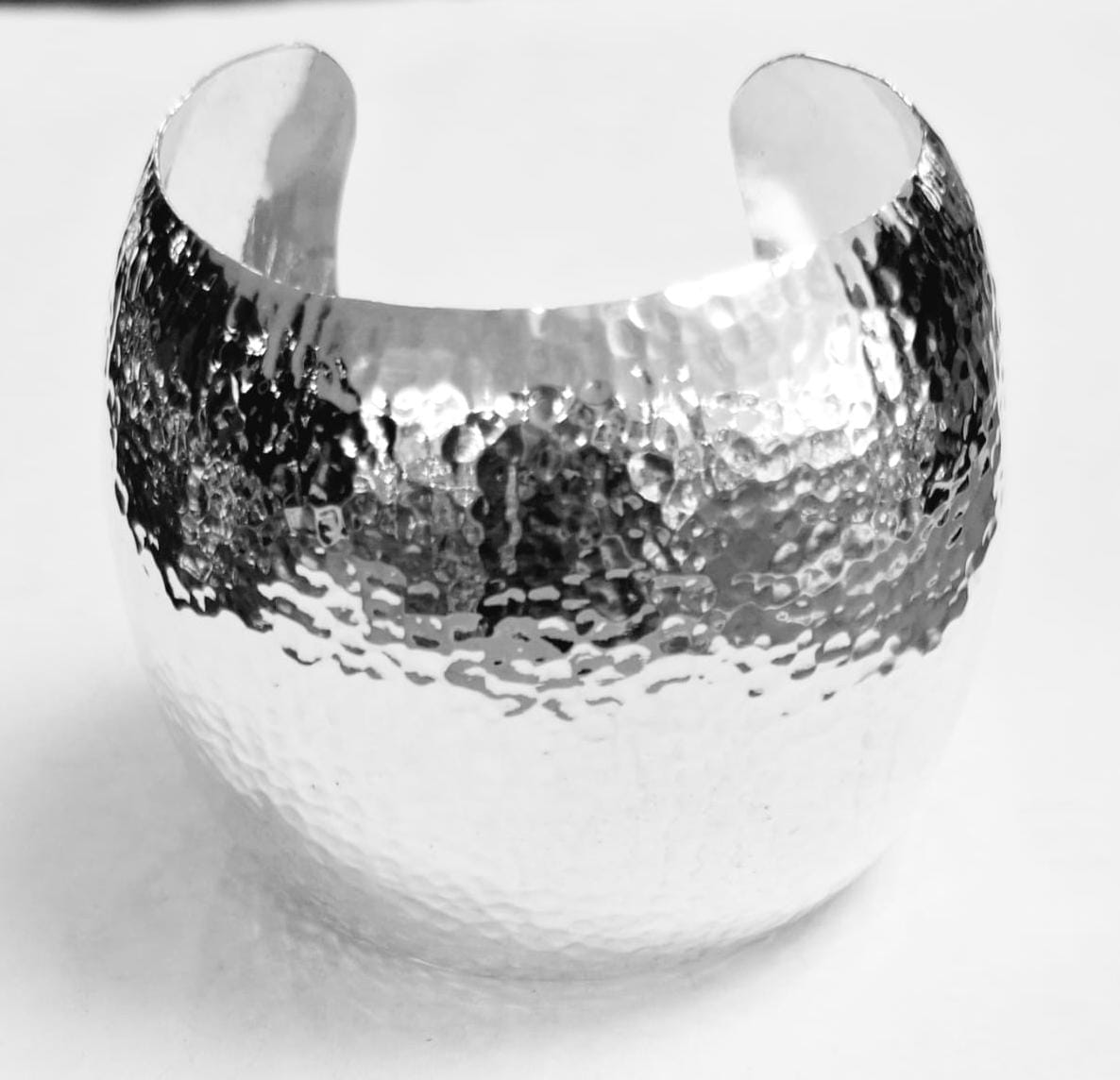 Brazalete Martillada en Plata Ley 925, vista frontal