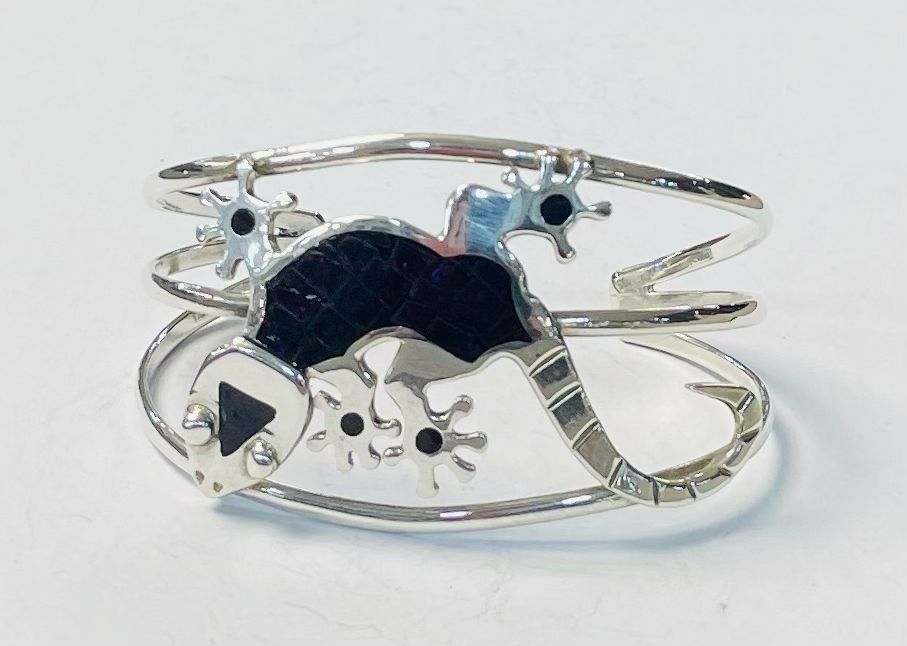 Sello de ley en el interior del brazalete con opalo en plata ley 925