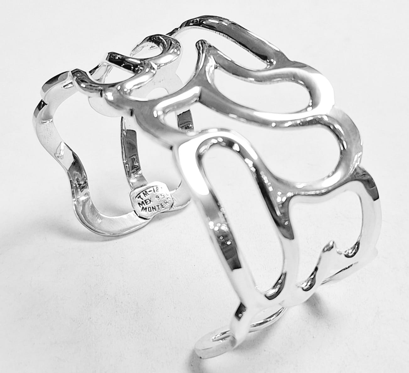 Brazalete en Plata Ley 950, sello de autenticidad Plata Ley .925