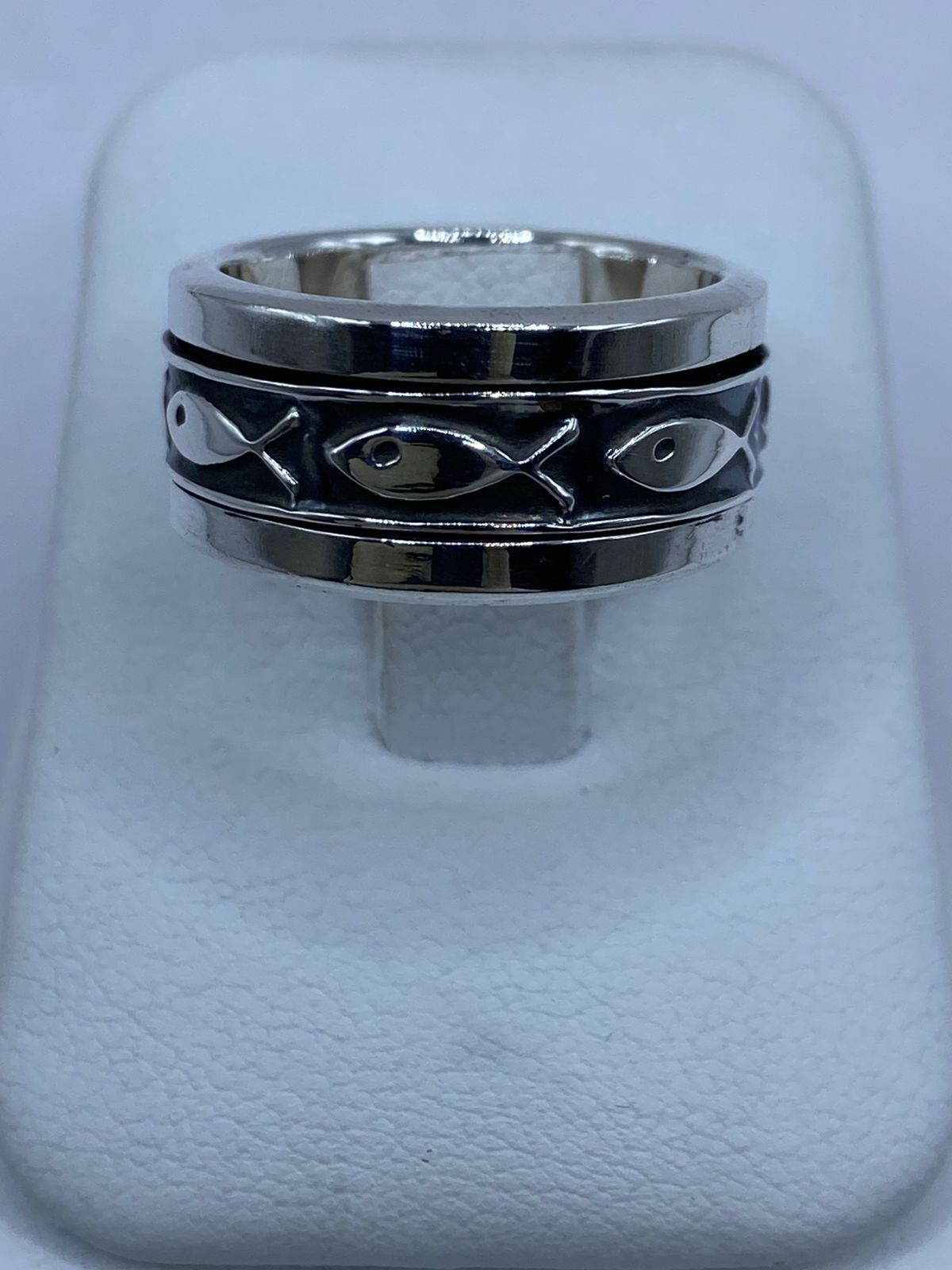 Anillo Giratorio de Plata .925 con Diseño de Peces — detalle de piedra