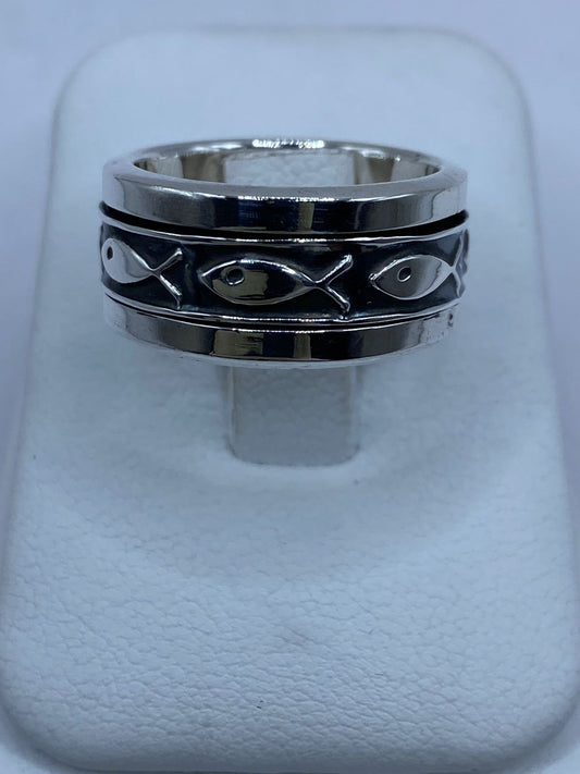 Anillo Giratorio de Plata .925 con Diseño de Peces — detalle de piedra