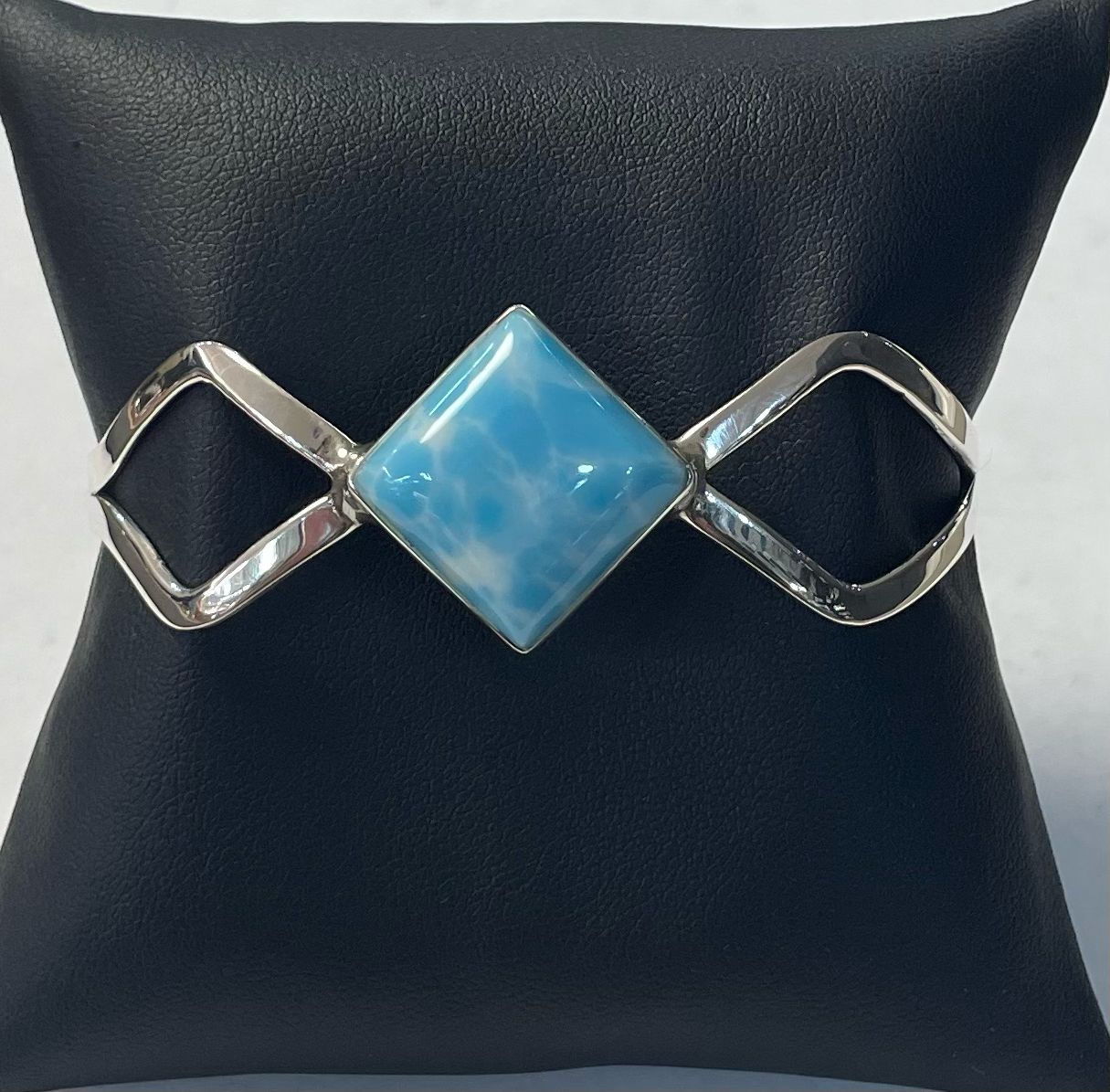 Brazalete con Lari Mar en Plata Ley 925, sello de autenticidad Plata Ley .925