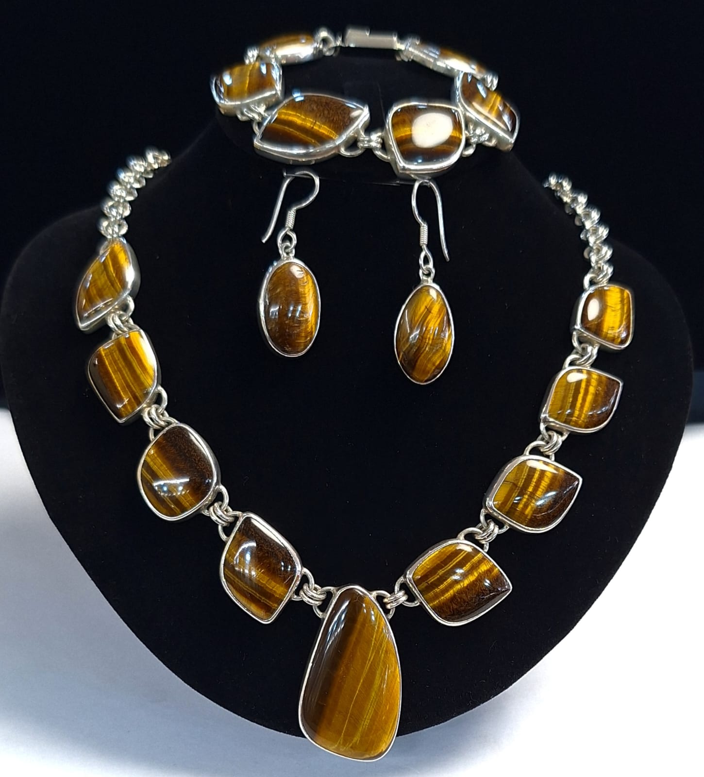 Set de Collar con Incrustaciones de Ojo de Tigre en Plata Ley 950, sello de autenticidad Plata Ley .925