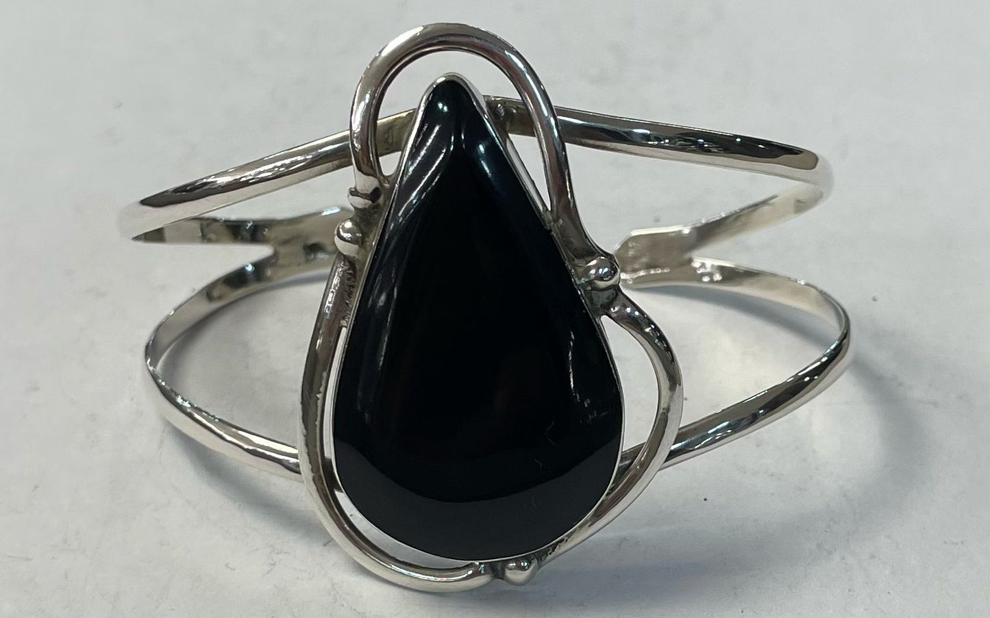 Sello de ley en el interior del brazalete con obsidiana en plata ley 925