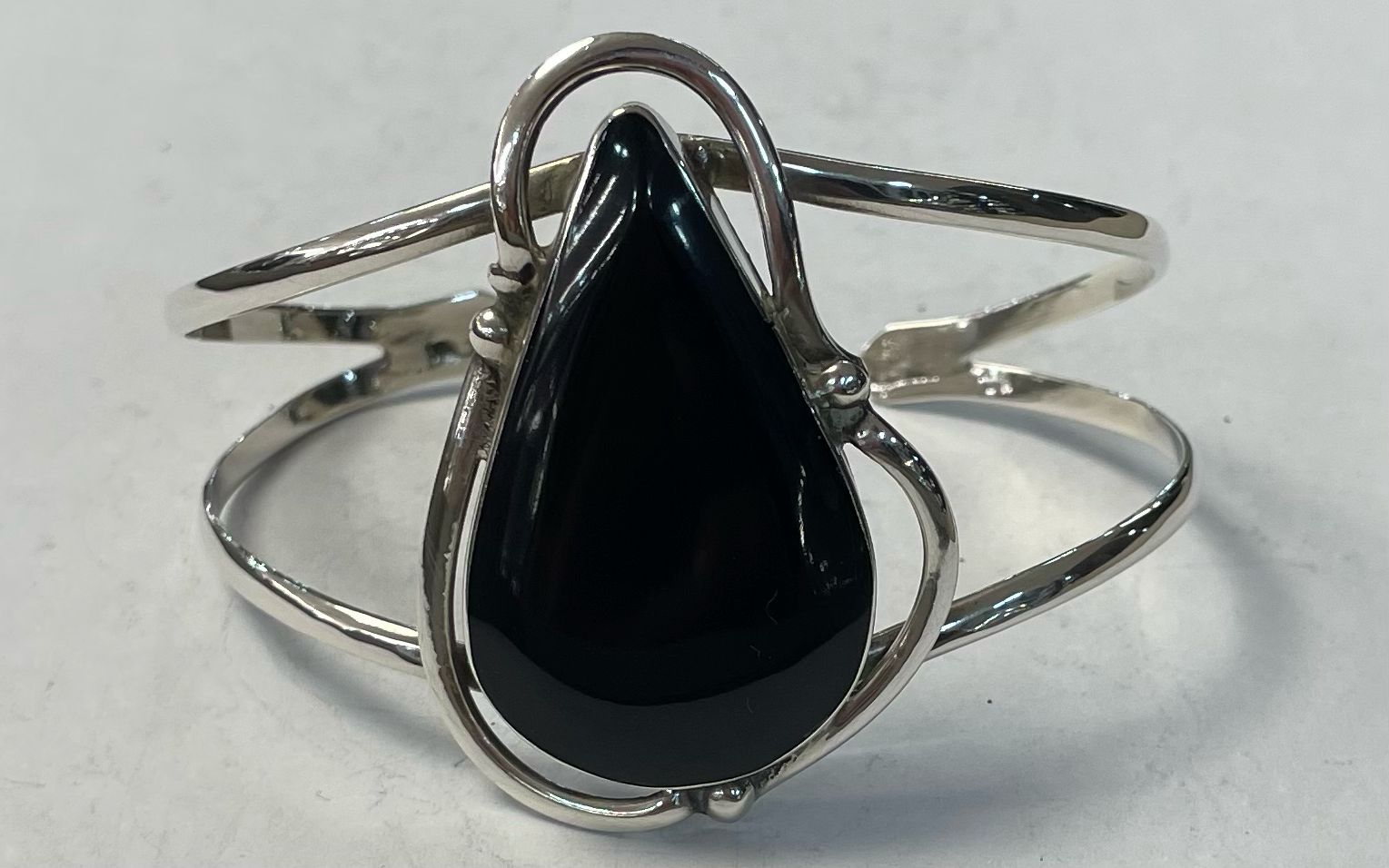 Sello de ley en el interior del brazalete con obsidiana en plata ley 925