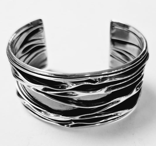 Sello de ley en el interior del brazalete corrugado en plata ley 925