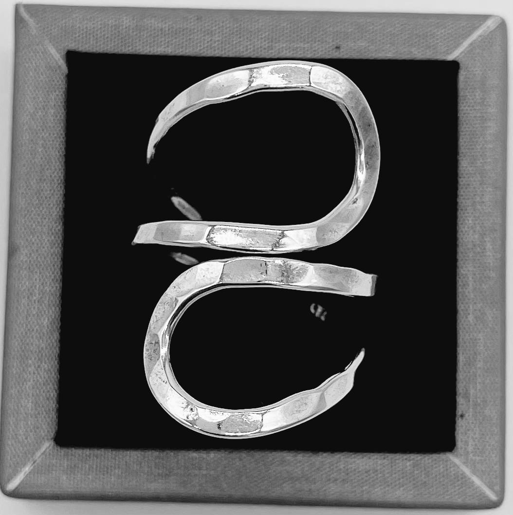 Anillo Martillado Plata Ley 925 sobre fondo blanco