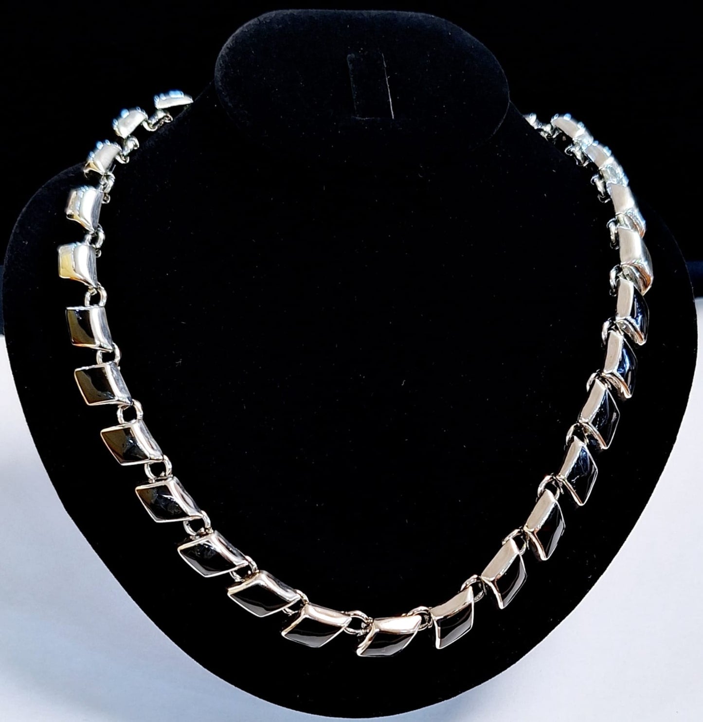 Collar con Incrustaciones de Obsidiana en Plata Ley 925, vista frontal