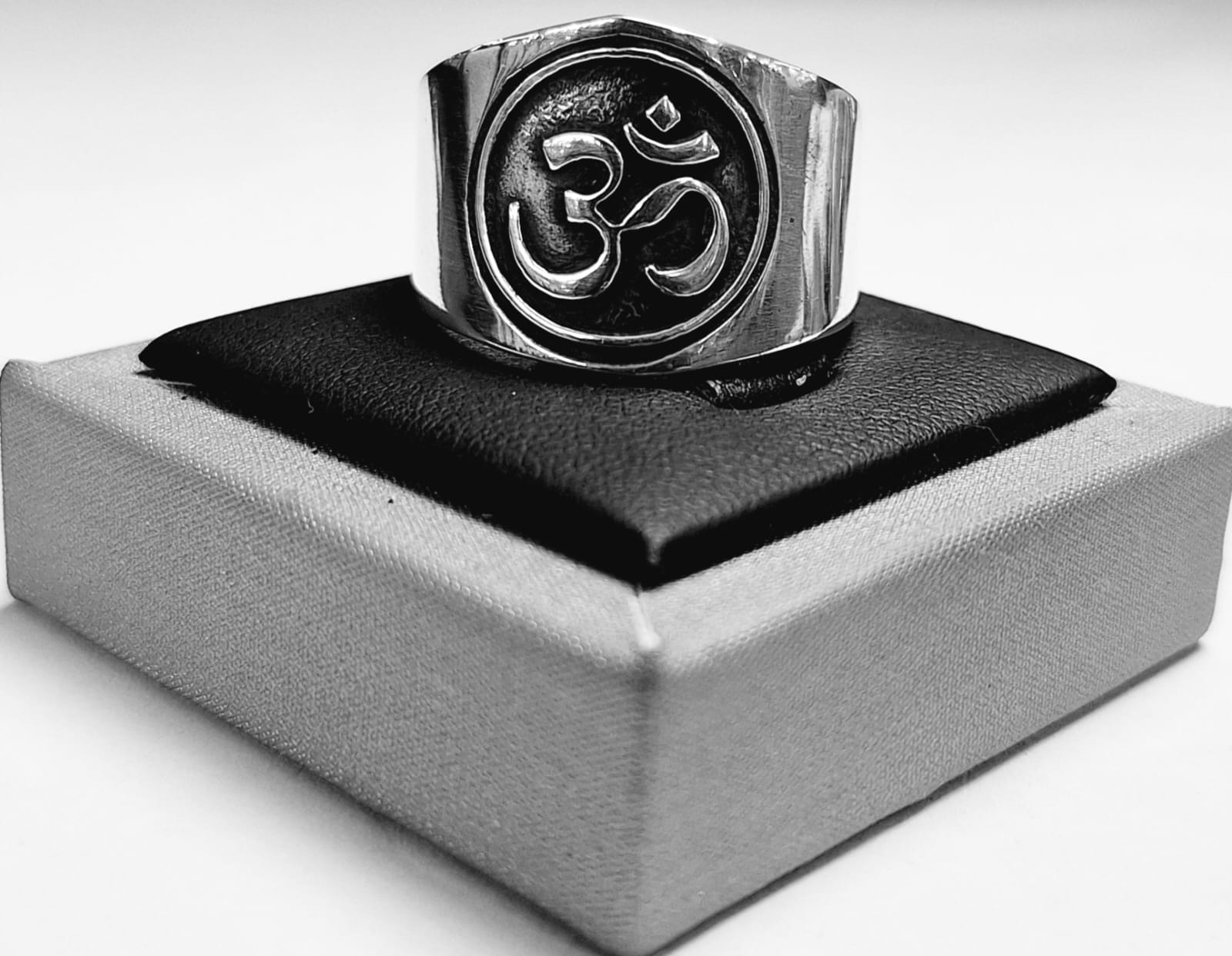 Anillo Simbolo Om en Plata Ley 925, vista frontal