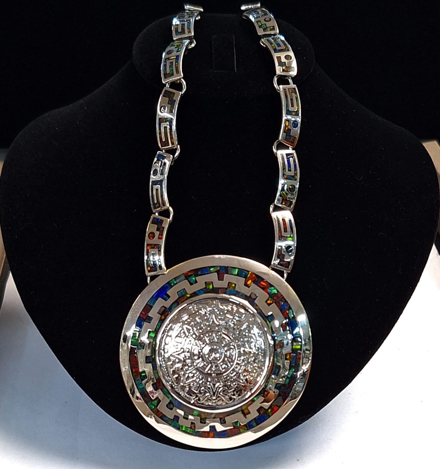Collar Calendario Azteca con Incrustaciones de Ópalo en Plata Ley 950, sello de autenticidad Plata Ley .925
