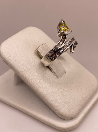Anillo de plata .925 con circonia amarilla triangular y circonias en aro sobre fondo neutro — solitario artesanal Taxco