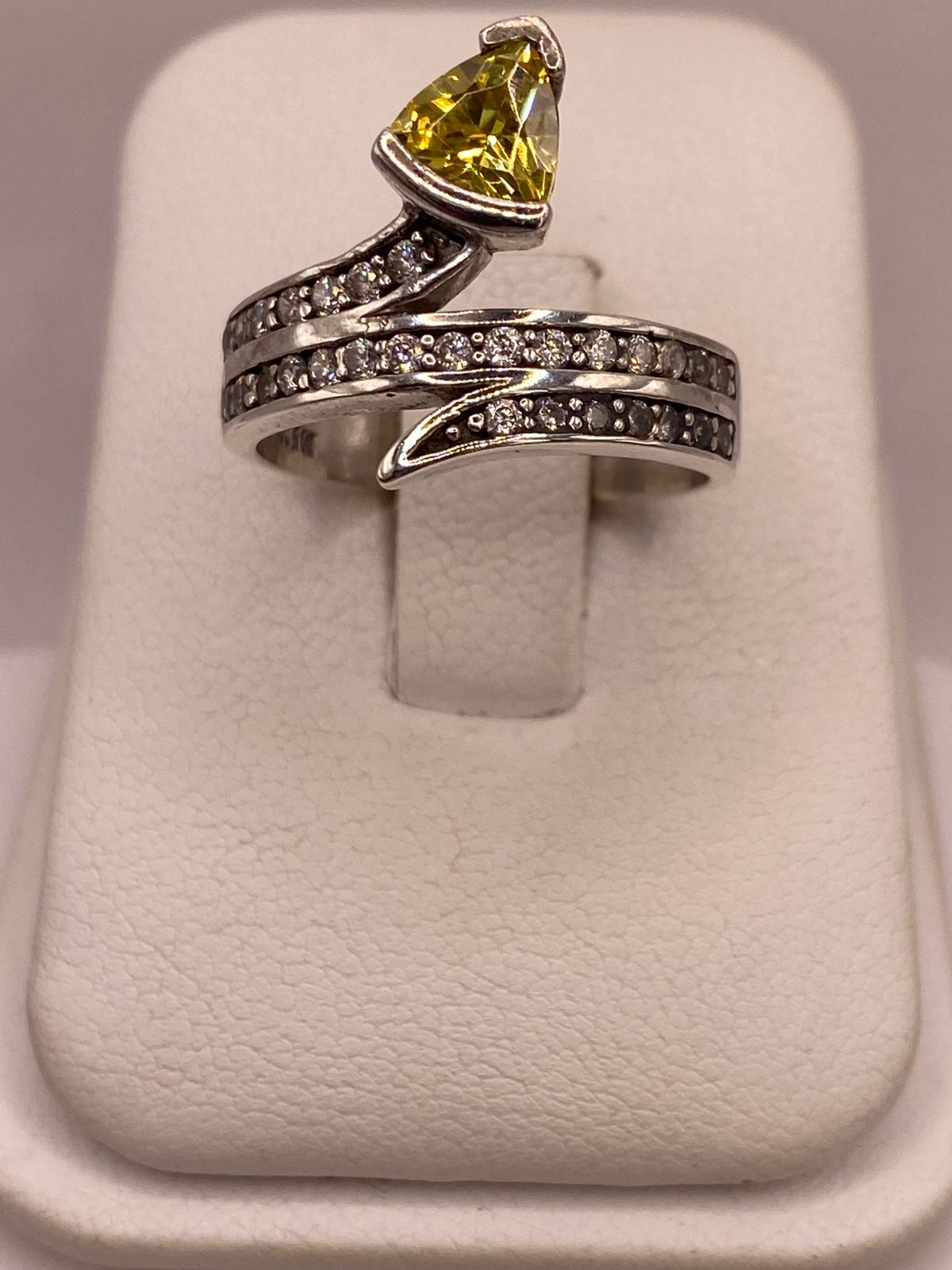 Anillo Abierto con Zirconia Amarilla en Plata Ley 925 — ángulo diagonal