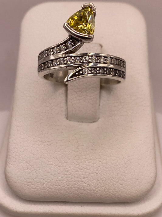 Anillo Abierto con Zirconia Amarilla en Plata Ley 925 — ángulo diagonal