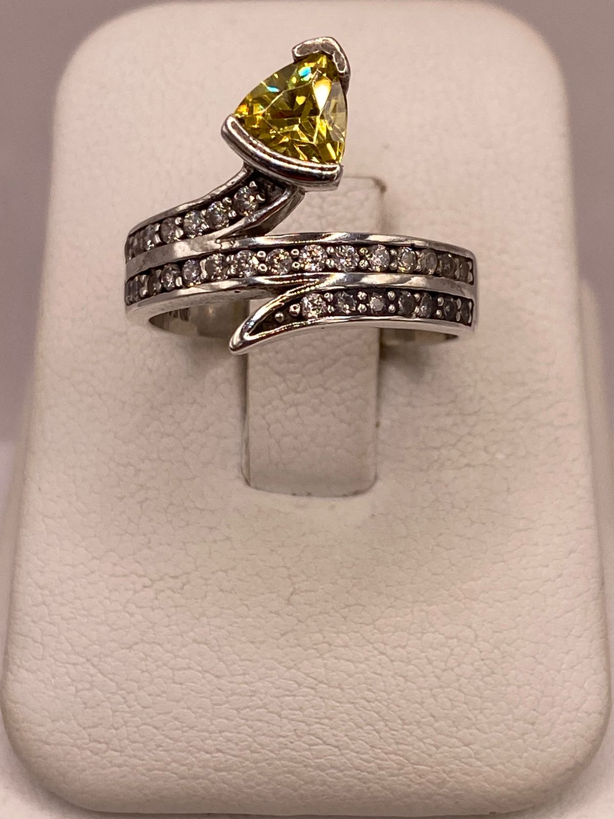Anillo de diseño abierto de plata .925 con circonia amarilla triangular puesto en mano femenina — artesanal Taxco