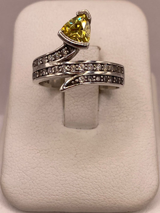 Anillo de diseño abierto de plata .925 con circonia amarilla triangular puesto en mano femenina — artesanal Taxco