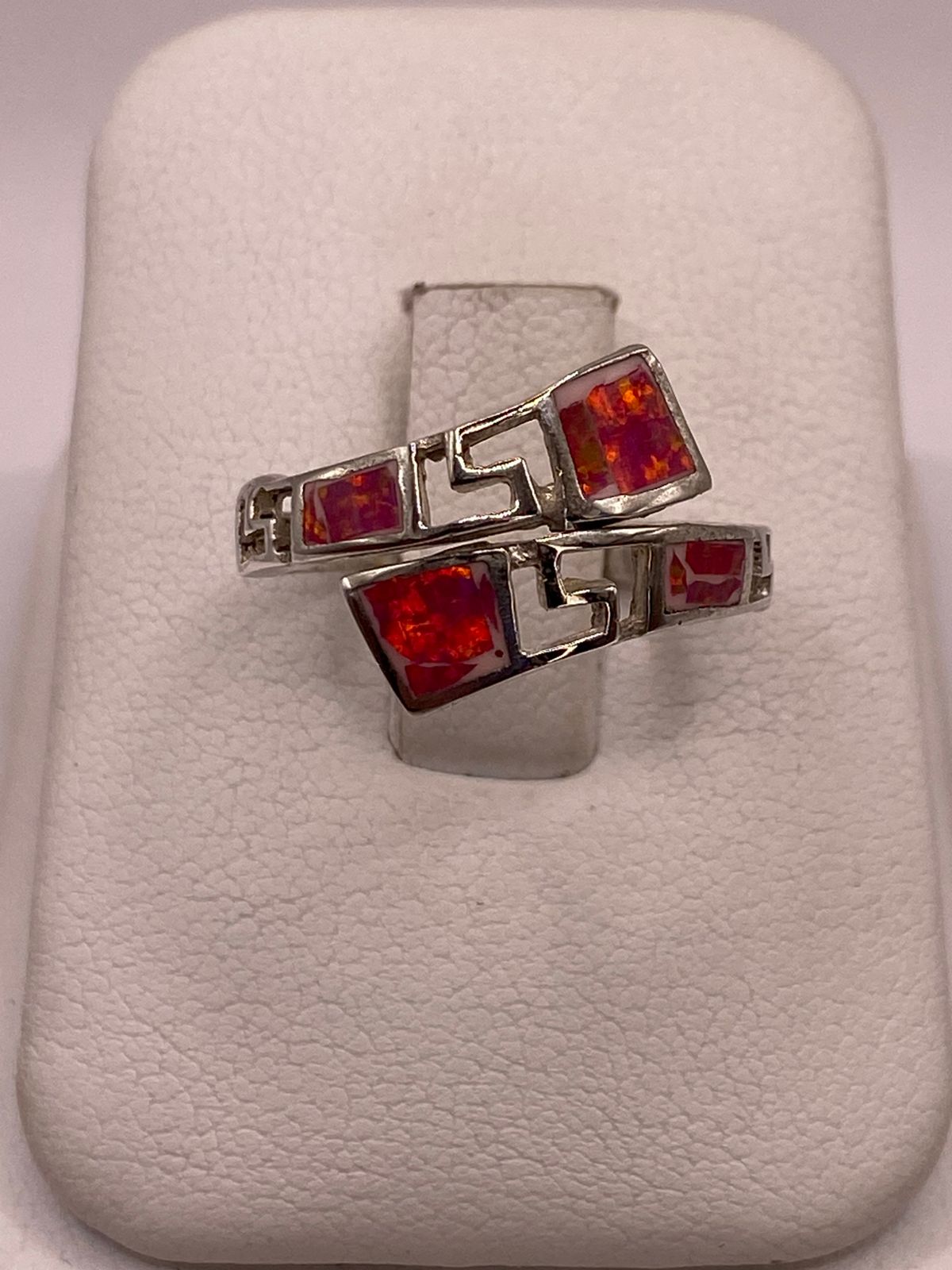 Anillo Ajustable con Ópalo de Fuego Fucsia en Plata Ley .925, vista frontal