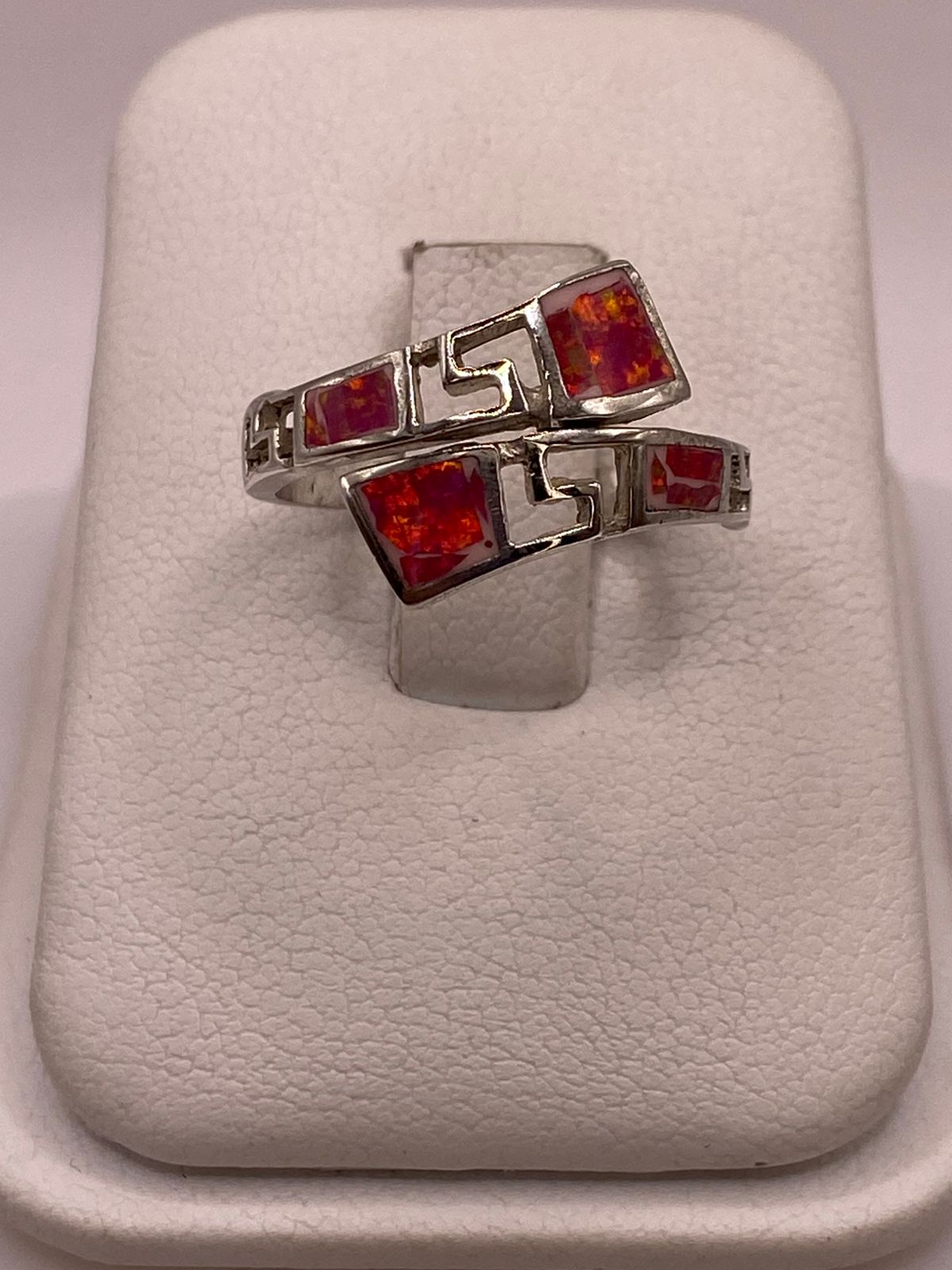 Anillo Ajustable con Ópalo de Fuego Fucsia en Plata Ley .925 — vista lateral