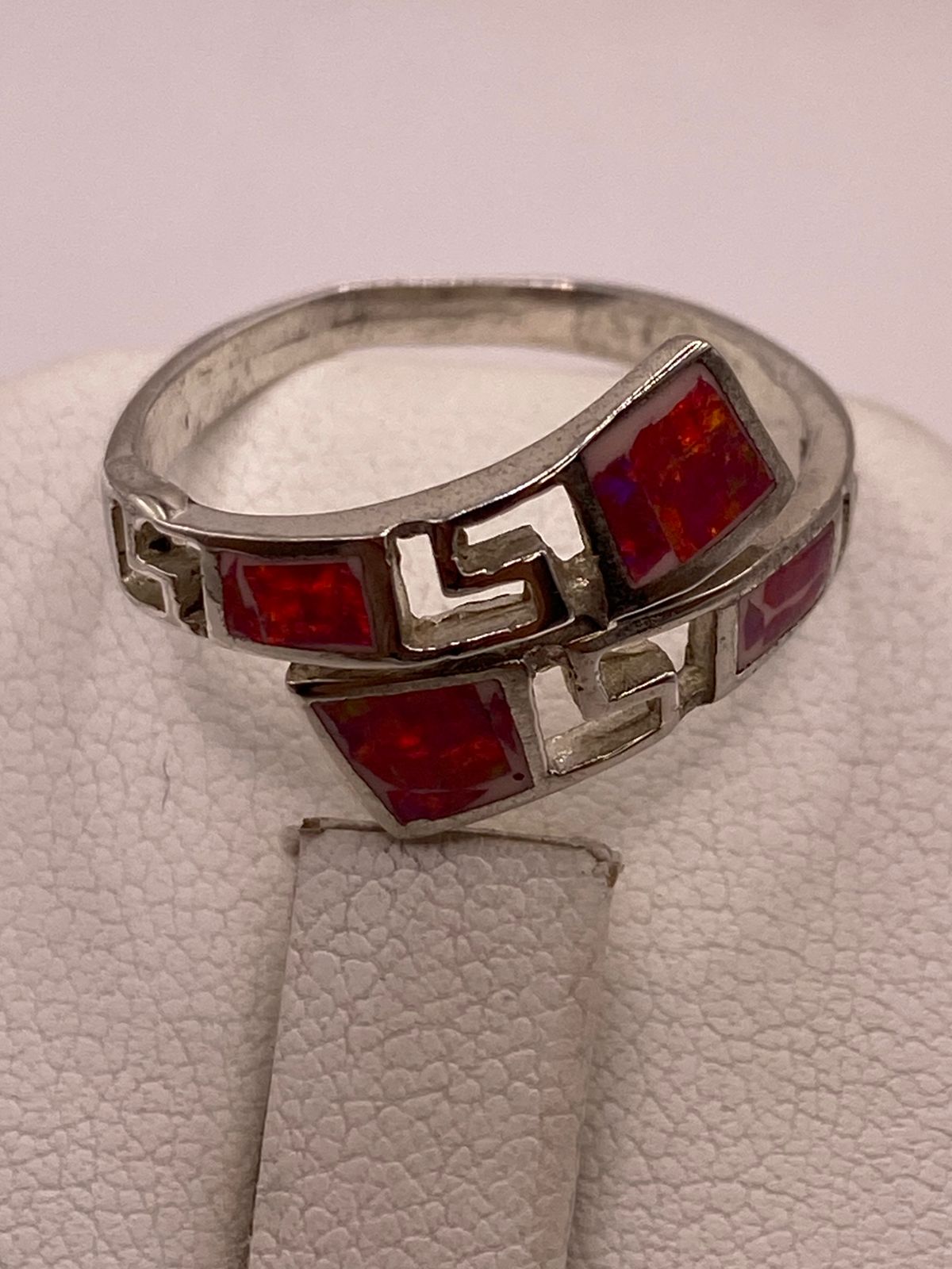 Anillo Ajustable con Ópalo de Fuego Fucsia en Plata Ley .925, sello de autenticidad Plata Ley .925