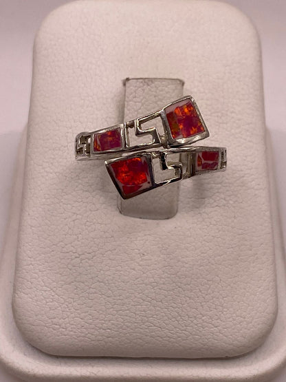 Anillo Ajustable con Ópalo de Fuego Fucsia en Plata Ley .925, vista lateral