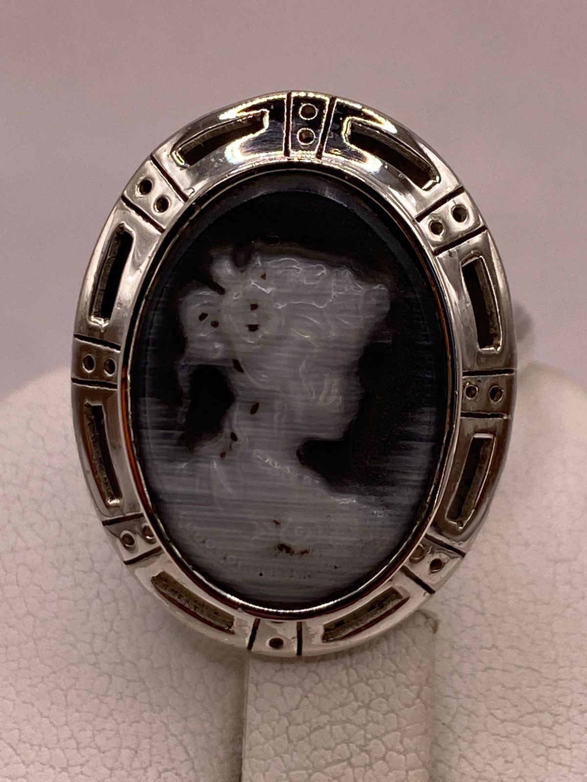 Perfil femenino tallado en relieve sobre camafeo oval oscuro en anillo de plata .925 — joyería vintage artesanal Taxco