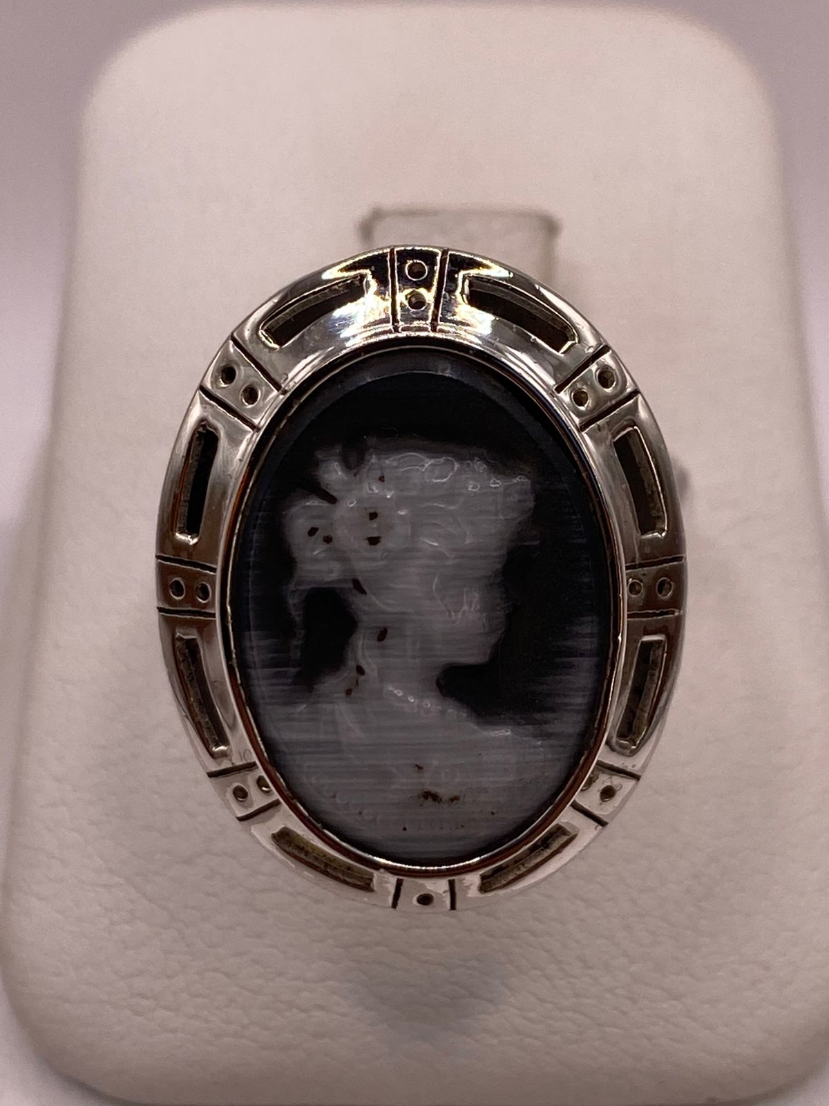Anillo Ajustable de Plata Ley 925 con Camafeo — detalle de acabado