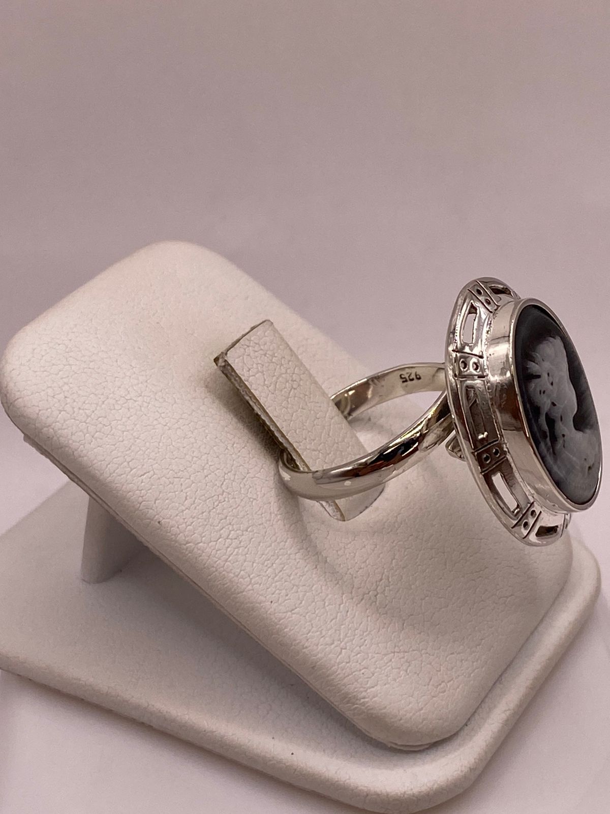 Anillo camafeo de plata .925 con montura festoneada y perfil femenino en relieve — joyería vintage artesanal para ella, Taxco