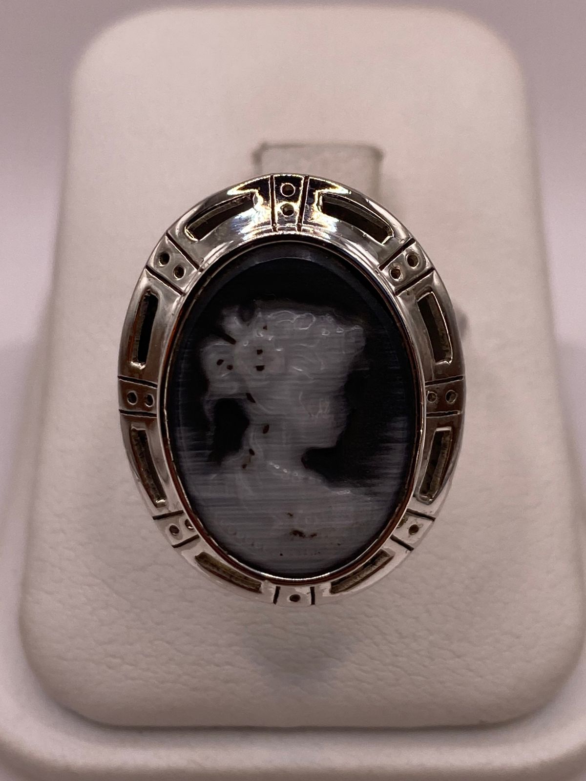 Anillo camafeo vintage de plata .925 con sello visible y montura festoneada sobre expositor — hecho a mano en Taxco