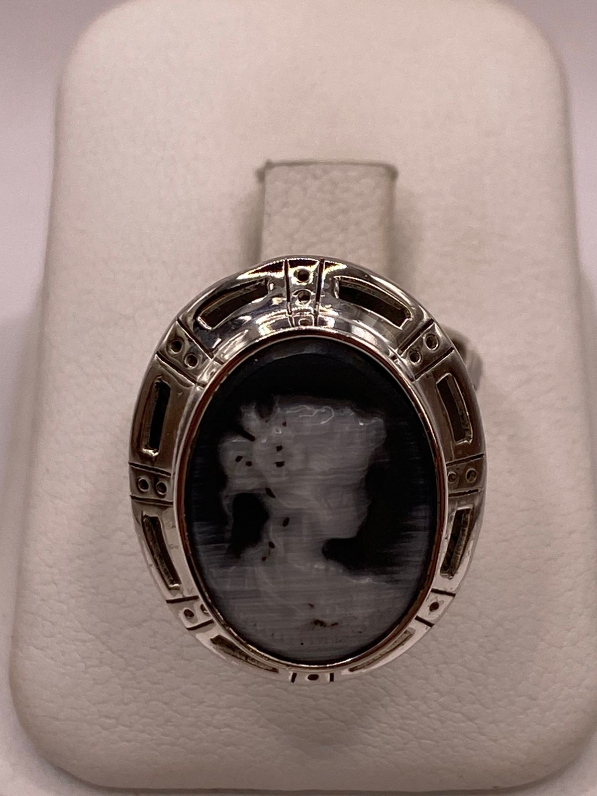 Vista frontal de anillo camafeo plata .925 con perfil femenino en relieve sobre fondo oscuro oval — vintage artesanal Taxco