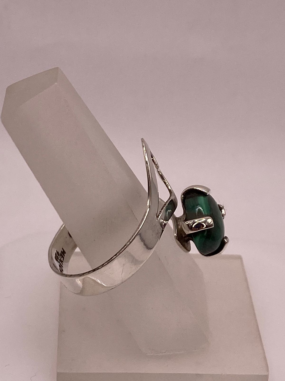 Anillo Ajustable de Plata Ley 925 con Malaquita, sello de autenticidad Plata Ley .925