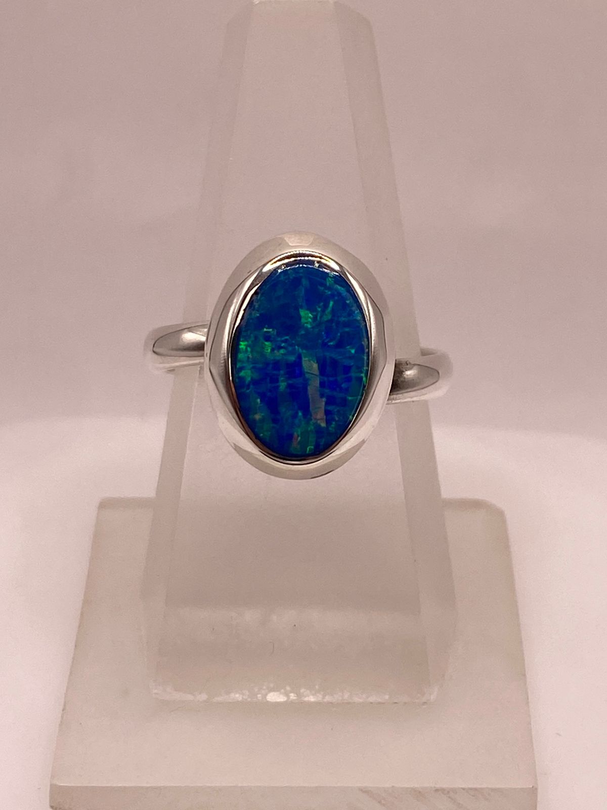 Anillo Ajustable de Plata Ley 925 con Ópalo Azul Ovalado — vista lateral