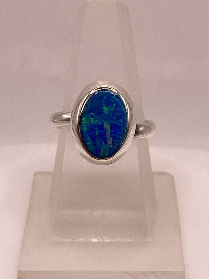 Anillo Ajustable de Plata Ley 925 con Ópalo Azul Ovalado — vista lateral