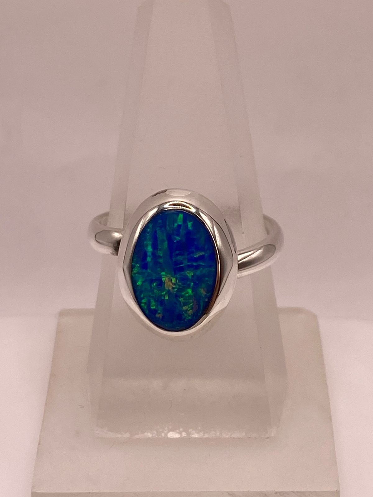 Anillo Ajustable de Plata Ley 925 con Ópalo Azul Ovalado, vista lateral