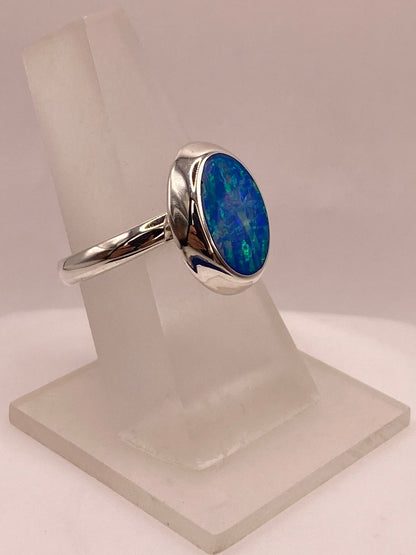 Anillo Ajustable de Plata Ley 925 con Ópalo Azul Ovalado, vista frontal