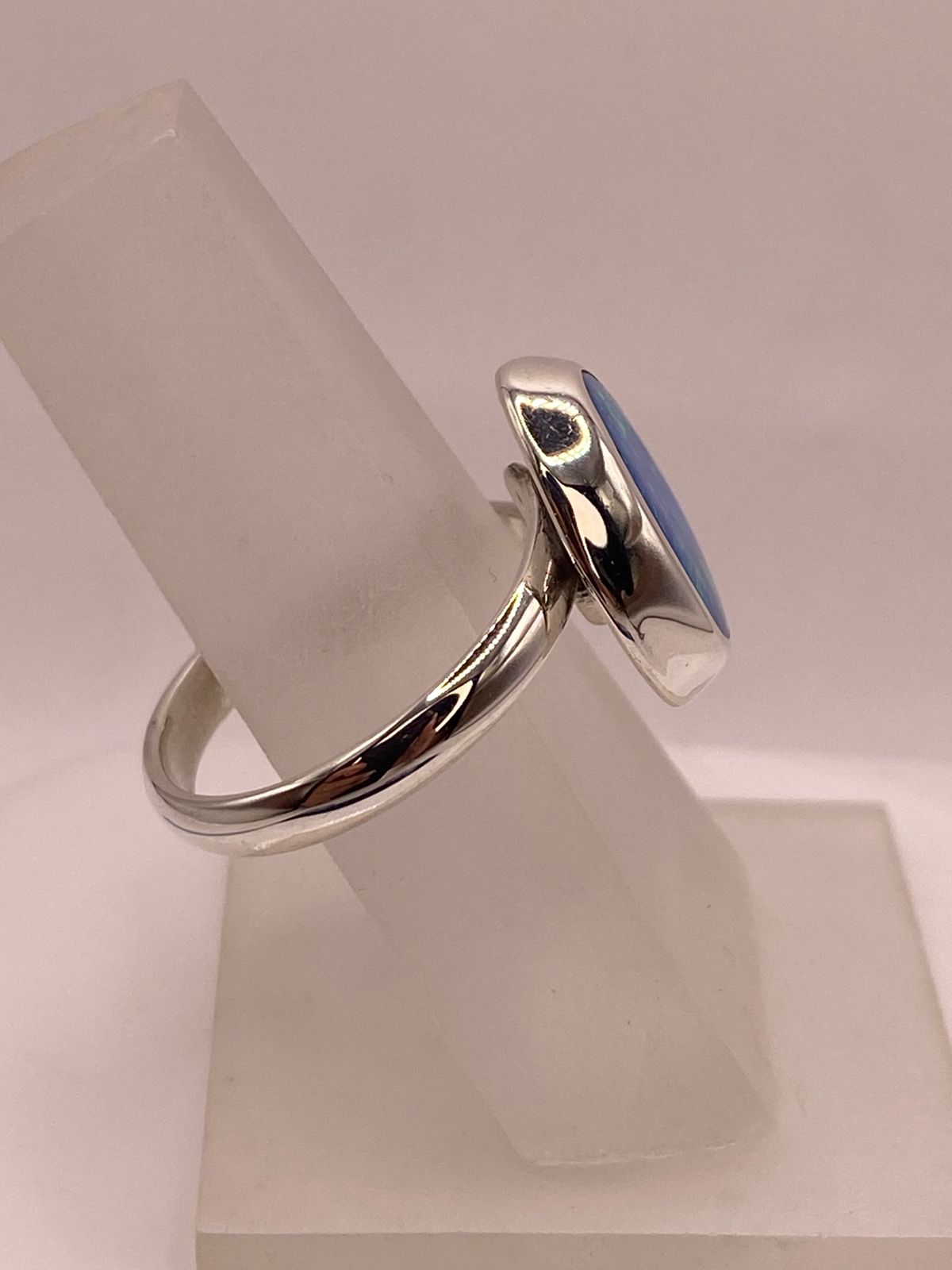 Anillo Ajustable de Plata Ley 925 con Ópalo Azul Ovalado, sello de autenticidad Plata Ley .925