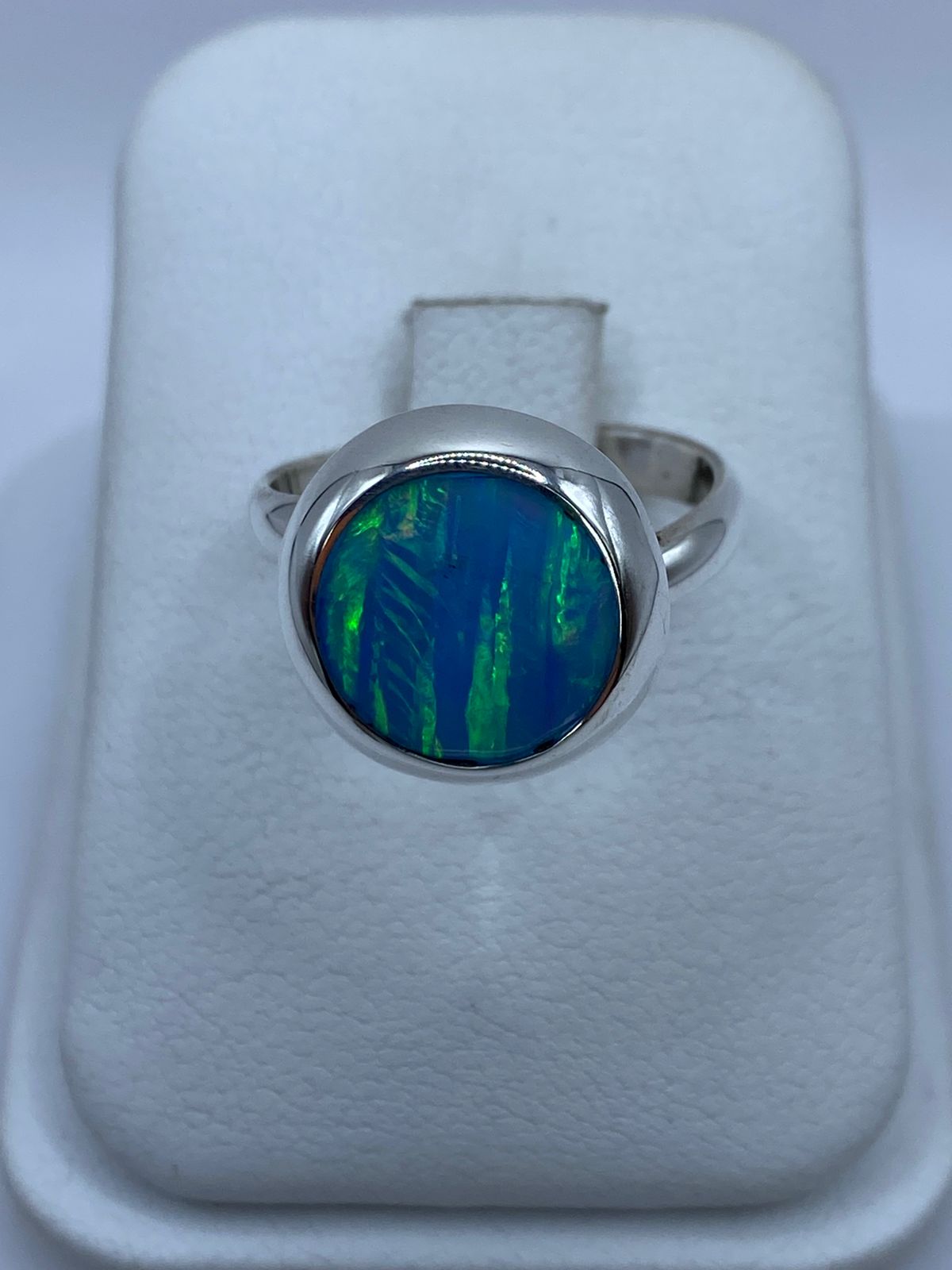 Anillo Ajustable de Plata Ley 925 con Ópalo de Fuego, vista de detalle