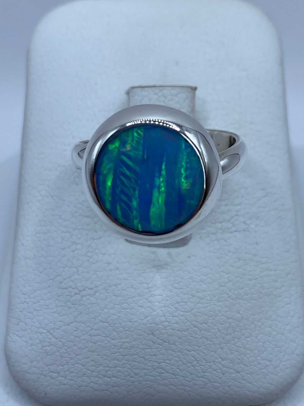 Anillo Ajustable de Plata Ley 925 con Ópalo de Fuego en báscula mostrando peso